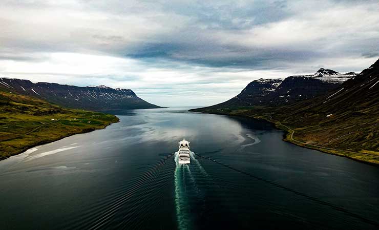 una nave da crociera in un fiordo norvegese