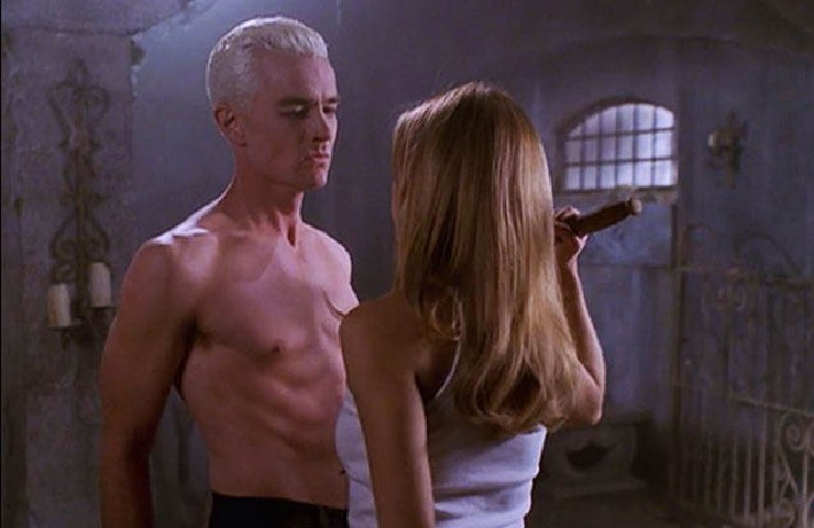 Spike e Buffy due attori di una serie uno verso l'altro con lei che lo vuole aggredire