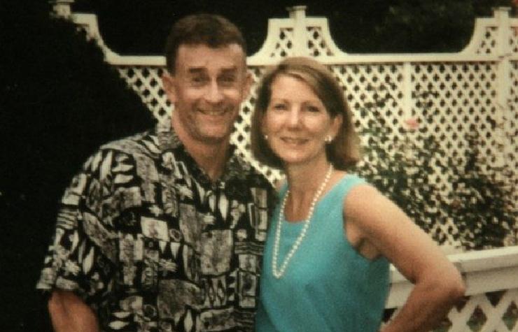 Moglie e marito guardano in camera sorridenti vestiti anni 80 90