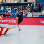 Giocatore di teqball in azione